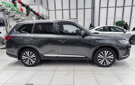 Mitsubishi Outlander III рестайлинг 3, 2021 год, 2 550 000 рублей, 5 фотография