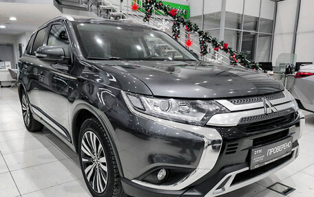 Mitsubishi Outlander III рестайлинг 3, 2021 год, 2 550 000 рублей, 3 фотография