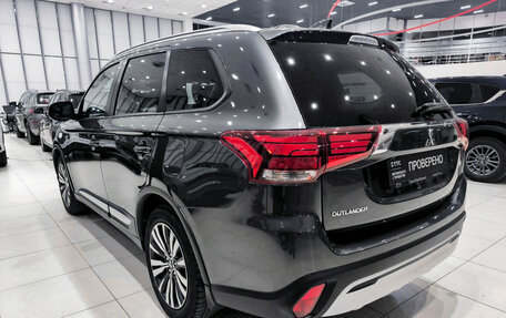 Mitsubishi Outlander III рестайлинг 3, 2021 год, 2 550 000 рублей, 8 фотография