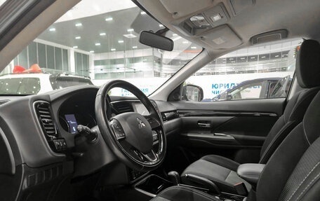 Mitsubishi Outlander III рестайлинг 3, 2021 год, 2 550 000 рублей, 20 фотография