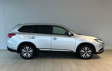 Mitsubishi Outlander III рестайлинг 3, 2021 год, 1 840 000 рублей, 5 фотография