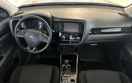 Mitsubishi Outlander III рестайлинг 3, 2021 год, 1 840 000 рублей, 9 фотография