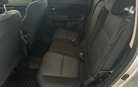 Mitsubishi Outlander III рестайлинг 3, 2021 год, 1 840 000 рублей, 10 фотография