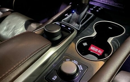 Lexus RX IV рестайлинг, 2019 год, 3 510 000 рублей, 13 фотография