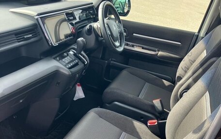 Honda Stepwgn IV, 2021 год, 1 980 000 рублей, 6 фотография