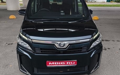 Toyota Voxy III, 2018 год, 2 400 000 рублей, 1 фотография