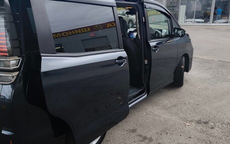 Toyota Voxy III, 2018 год, 2 400 000 рублей, 3 фотография