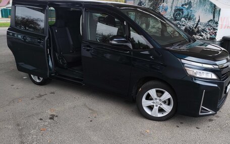 Toyota Voxy III, 2018 год, 2 400 000 рублей, 6 фотография