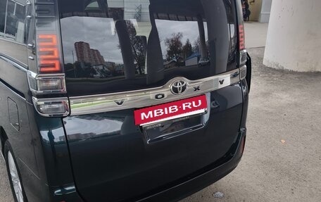 Toyota Voxy III, 2018 год, 2 400 000 рублей, 5 фотография