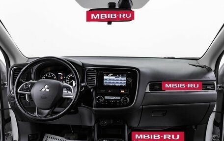 Mitsubishi Outlander III рестайлинг 3, 2014 год, 1 345 000 рублей, 10 фотография