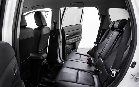 Mitsubishi Outlander III рестайлинг 3, 2014 год, 1 345 000 рублей, 16 фотография