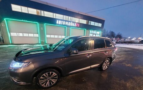 Mitsubishi Outlander III рестайлинг 3, 2020 год, 2 150 000 рублей, 2 фотография