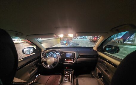 Mitsubishi Outlander III рестайлинг 3, 2020 год, 2 150 000 рублей, 9 фотография