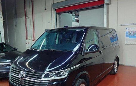 Volkswagen Multivan T6 рестайлинг, 2022 год, 8 499 000 рублей, 1 фотография