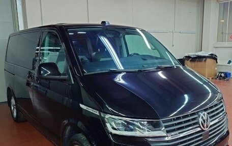 Volkswagen Multivan T6 рестайлинг, 2022 год, 8 499 000 рублей, 2 фотография