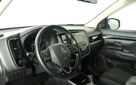 Mitsubishi Outlander III рестайлинг 3, 2019 год, 2 330 000 рублей, 13 фотография