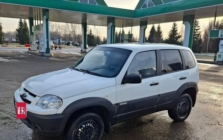 Chevrolet Niva I рестайлинг, 2015 год, 425 000 рублей, 2 фотография