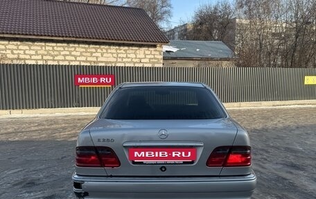 Mercedes-Benz E-Класс, 1997 год, 425 000 рублей, 3 фотография