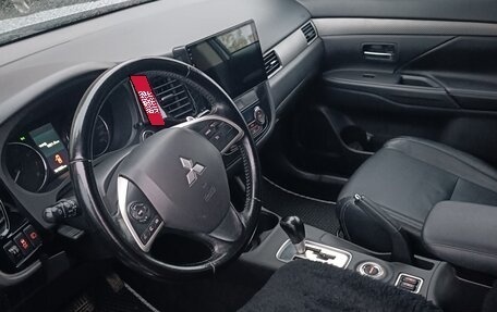 Mitsubishi Outlander III рестайлинг 3, 2014 год, 1 390 000 рублей, 9 фотография