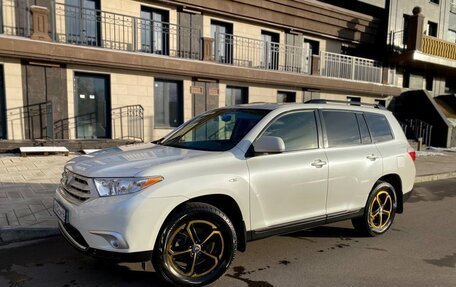 Toyota Highlander III, 2013 год, 1 550 000 рублей, 2 фотография