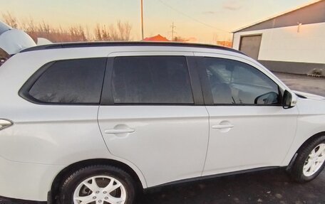 Mitsubishi Outlander III рестайлинг 3, 2013 год, 1 700 000 рублей, 4 фотография