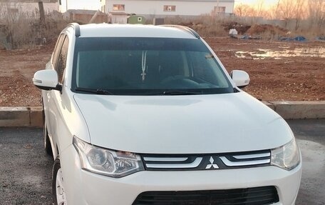 Mitsubishi Outlander III рестайлинг 3, 2013 год, 1 700 000 рублей, 2 фотография