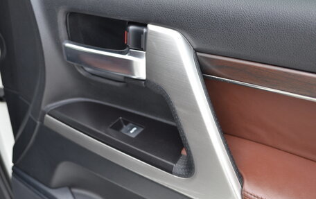 Toyota Land Cruiser 200, 2016 год, 4 490 000 рублей, 32 фотография