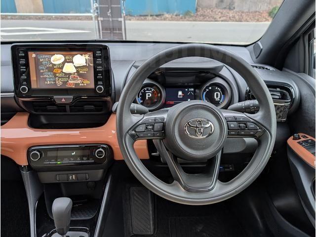 Toyota Yaris III рестайлинг 2, 2022 год, 875 900 рублей, 12 фотография