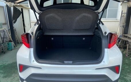 Toyota C-HR I рестайлинг, 2022 год, 1 740 000 рублей, 9 фотография