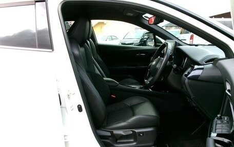 Toyota C-HR I рестайлинг, 2022 год, 1 740 000 рублей, 11 фотография