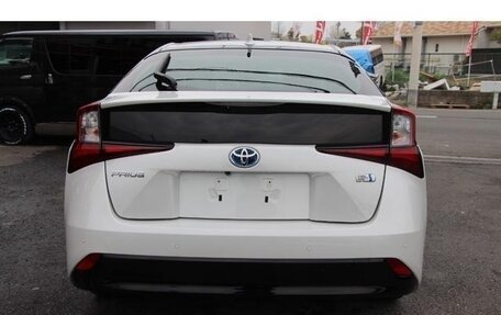 Toyota Prius IV XW50, 2022 год, 1 750 000 рублей, 5 фотография