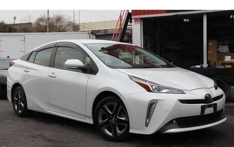 Toyota Prius IV XW50, 2022 год, 1 750 000 рублей, 1 фотография