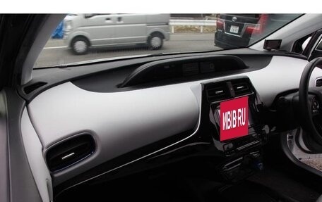 Toyota Prius IV XW50, 2022 год, 1 750 000 рублей, 13 фотография