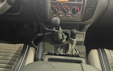 Toyota Land Cruiser 100 рестайлинг 2, 2004 год, 2 700 000 рублей, 5 фотография