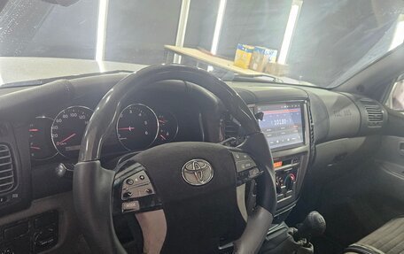 Toyota Land Cruiser 100 рестайлинг 2, 2004 год, 2 700 000 рублей, 7 фотография