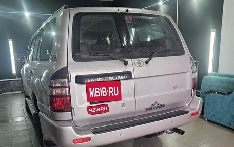 Toyota Land Cruiser 100 рестайлинг 2, 2004 год, 2 700 000 рублей, 10 фотография