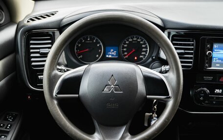 Mitsubishi Outlander III рестайлинг 3, 2015 год, 1 700 000 рублей, 15 фотография