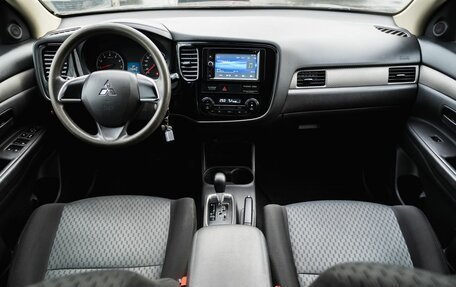 Mitsubishi Outlander III рестайлинг 3, 2015 год, 1 700 000 рублей, 14 фотография