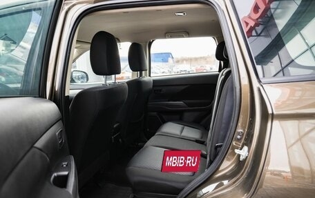 Mitsubishi Outlander III рестайлинг 3, 2015 год, 1 700 000 рублей, 13 фотография