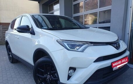 Toyota RAV4, 2018 год, 1 950 000 рублей, 8 фотография