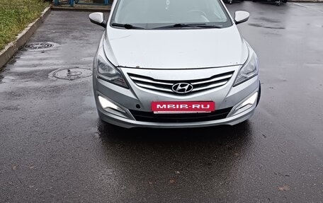 Hyundai Solaris II рестайлинг, 2015 год, 800 000 рублей, 2 фотография