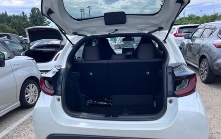 Toyota Yaris, 2022 год, 900 000 рублей, 17 фотография