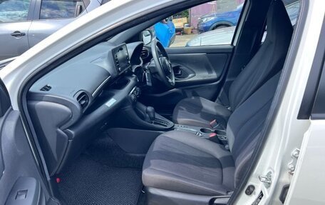 Toyota Yaris, 2022 год, 900 000 рублей, 26 фотография
