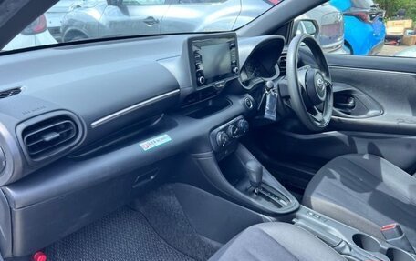 Toyota Yaris, 2022 год, 900 000 рублей, 24 фотография