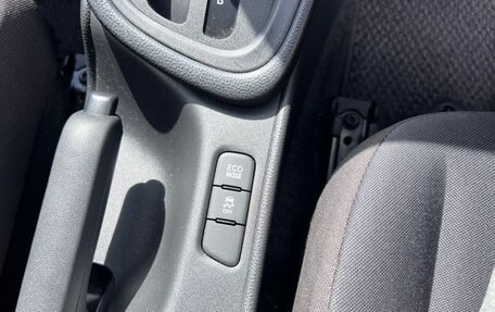 Toyota Yaris, 2022 год, 900 000 рублей, 29 фотография