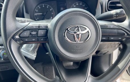 Toyota Yaris, 2022 год, 900 000 рублей, 28 фотография
