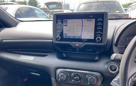 Toyota Yaris, 2022 год, 900 000 рублей, 39 фотография