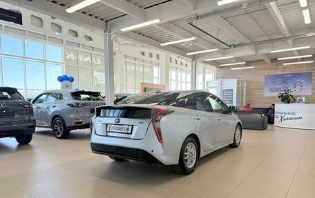 Toyota Prius IV XW50, 2017 год, 1 329 000 рублей, 6 фотография