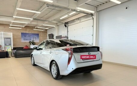 Toyota Prius IV XW50, 2017 год, 1 329 000 рублей, 4 фотография