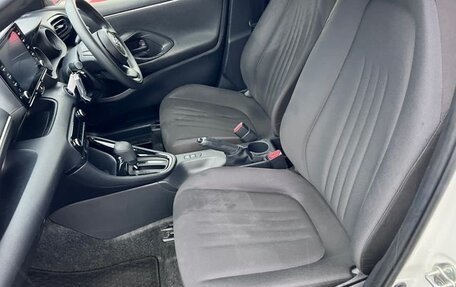 Toyota Yaris, 2022 год, 1 000 000 рублей, 14 фотография